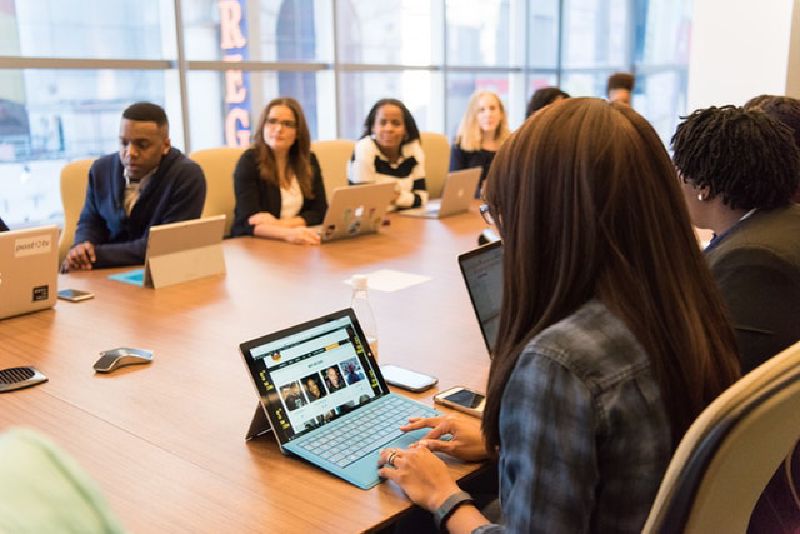 The Difference Between Meeting and Connecting - feature afbeelding